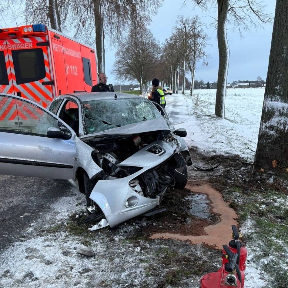 Kollision mit Baum: 24-Jähriger verliert auf glatter Straße bei Nieukerk die Kontrolle über sein Fahrzeug