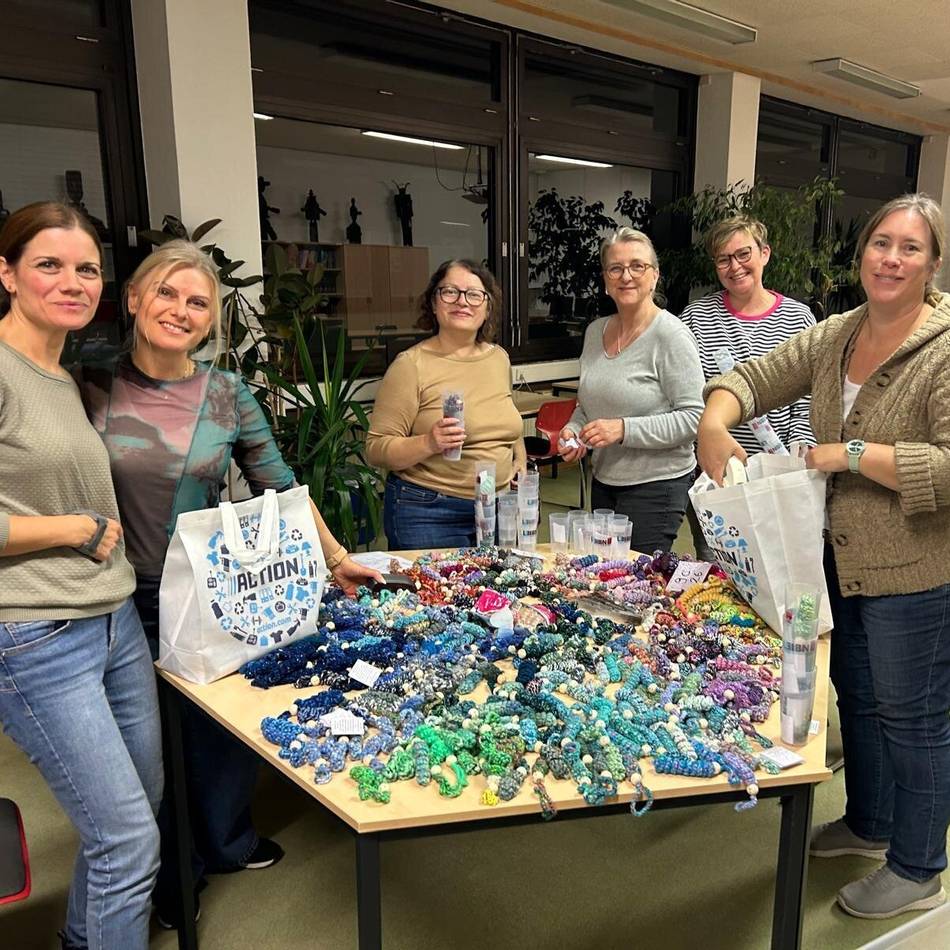 Eltern an Dormagener Gymnasium: Glückswürmchen für den Schulalltag