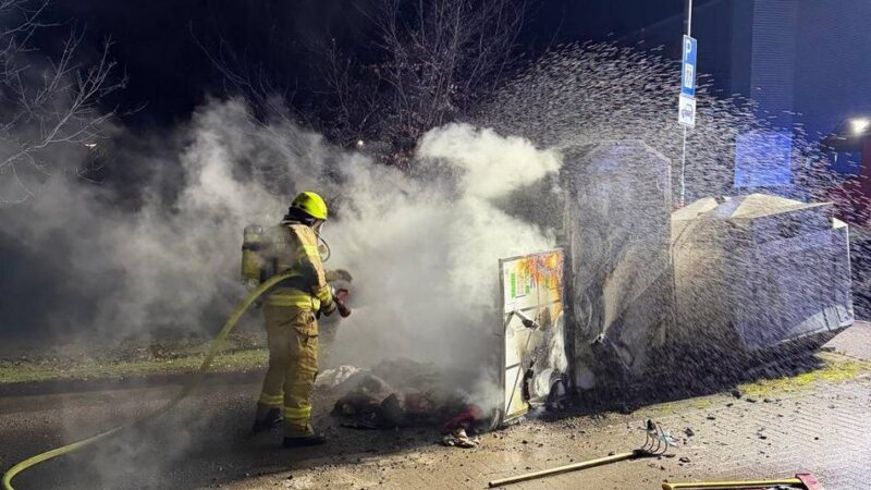 Wuppervorsperre in Hückeswagen: Unbekannte setzen Altkleidercontainer in Brand