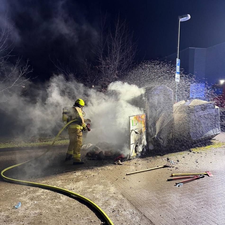 Wuppervorsperre in Hückeswagen: Unbekannte setzen Altkleidercontainer in Brand
