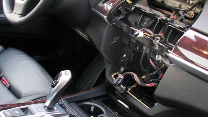 Polizei Dinslaken sucht Zeugen: Diebe stehlen drei Navigationsgeräte aus VW und Skoda