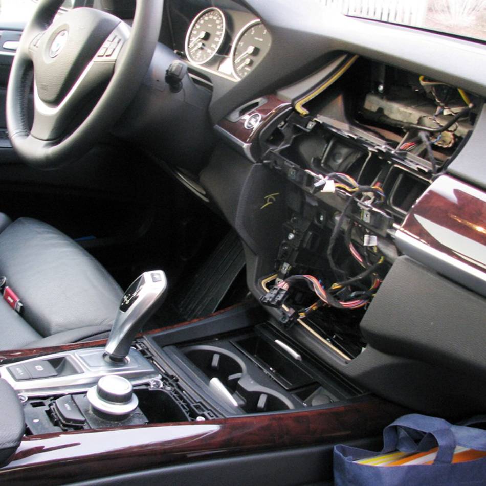 Polizei Dinslaken sucht Zeugen: Diebe stehlen drei Navigationsgeräte aus VW und Skoda