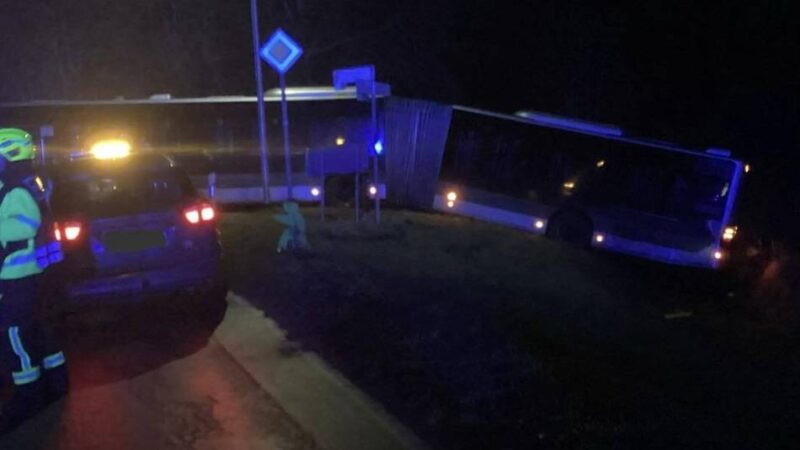 Emmerich: Gelenkbus in Elten rutschte in Straßengraben