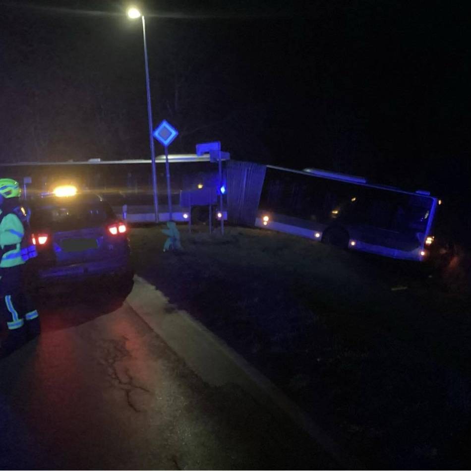 Emmerich: Gelenkbus in Elten rutschte in Straßengraben