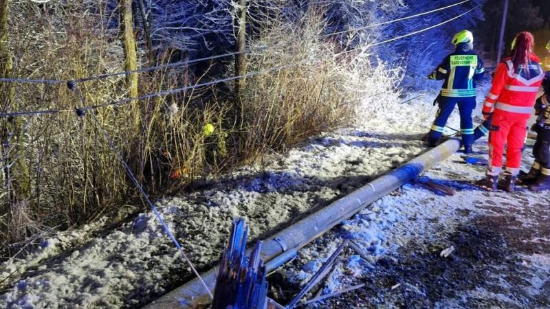 Einsatz in Radevormwald: Auto rutscht Abhang an der L 414 hinunter