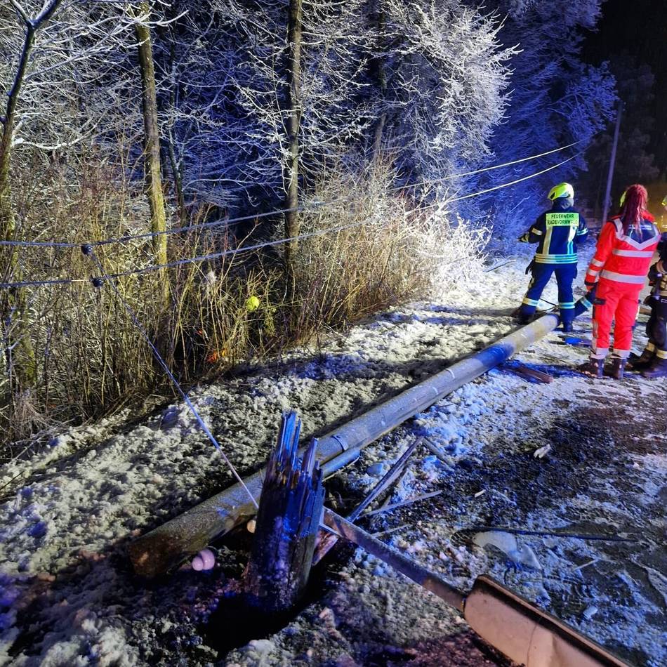 Einsatz in Radevormwald: Auto rutscht Abhang an der L 414 hinunter