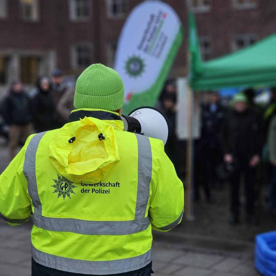 Demonstrationen in Düsseldorf: Polizeigewerkschaft fordert mehr Lohn – und zieht Streik in Betracht