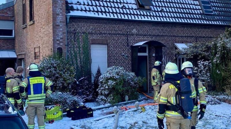 50 Einsatzkräfte vor Ort: Wohnungsbrand in Kleve – Feuerwehr im Großeinsatz