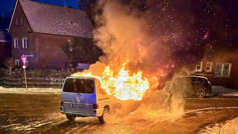 An der Nimweger Straße : Autobrand direkt vor der Feuerwehrwache in Kleve