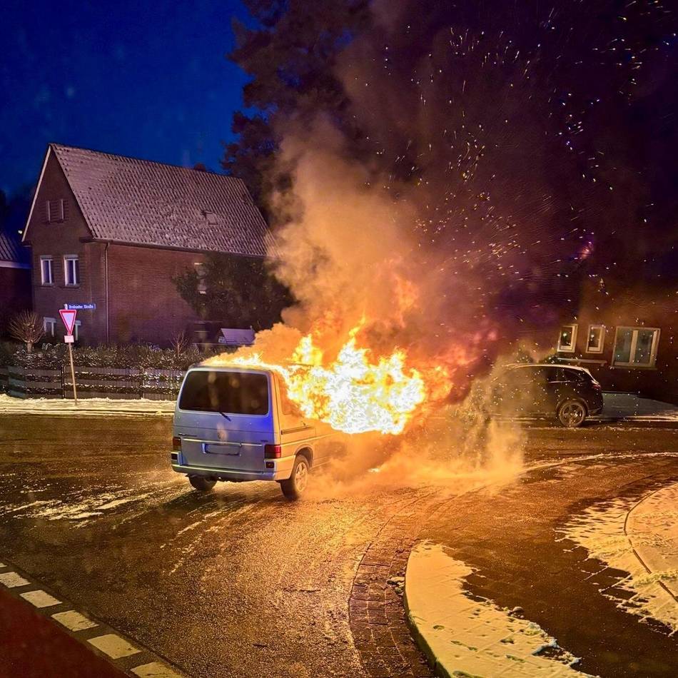 An der Nimweger Straße : Autobrand direkt vor der Feuerwehrwache in Kleve
