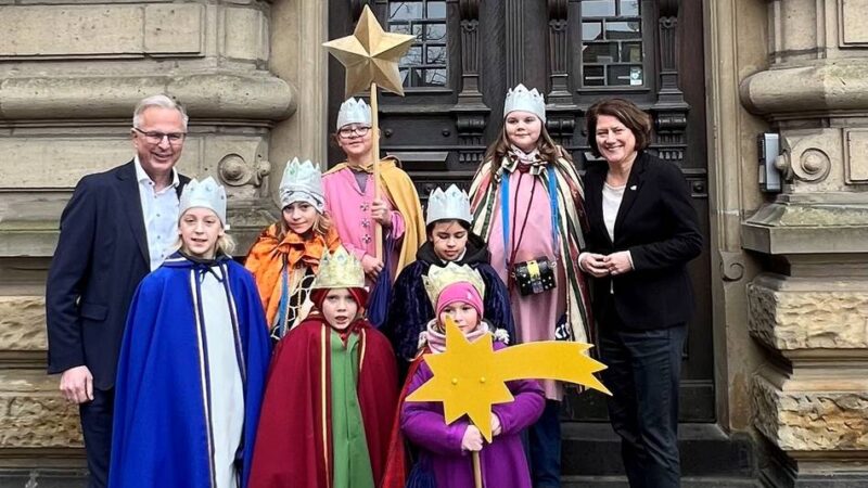 Königlicher Besuch in Grevenbroich: Sternsinger bringen Segen in die Kreisverwaltung
