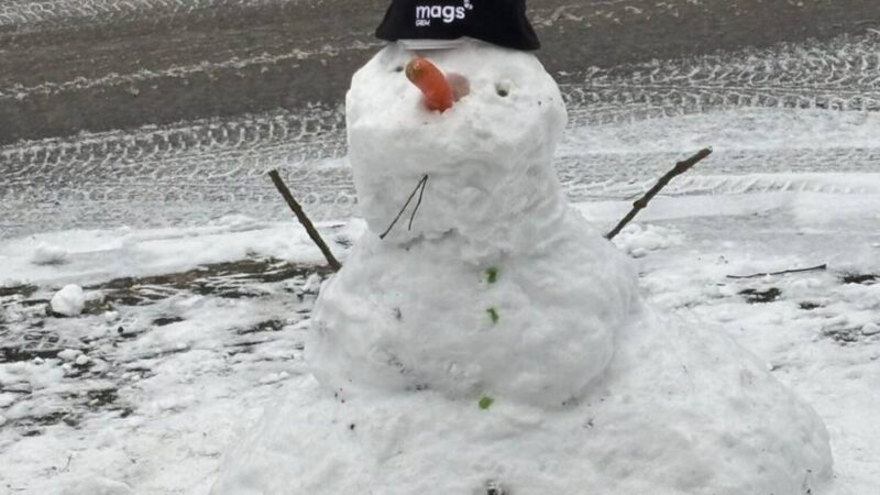 „Das war richtig niedlich“: Wie ein Müllmann einem Schneemann eine Mütze schenkte