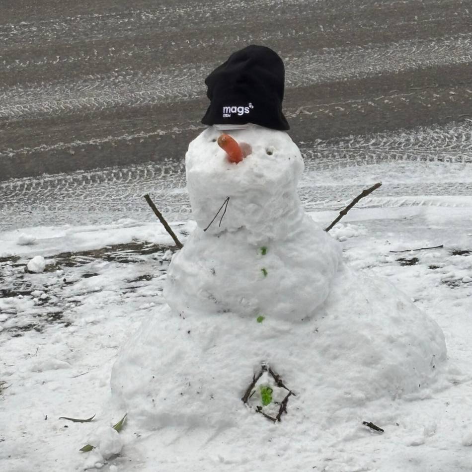 „Das war richtig niedlich“: Wie ein Müllmann einem Schneemann eine Mütze schenkte