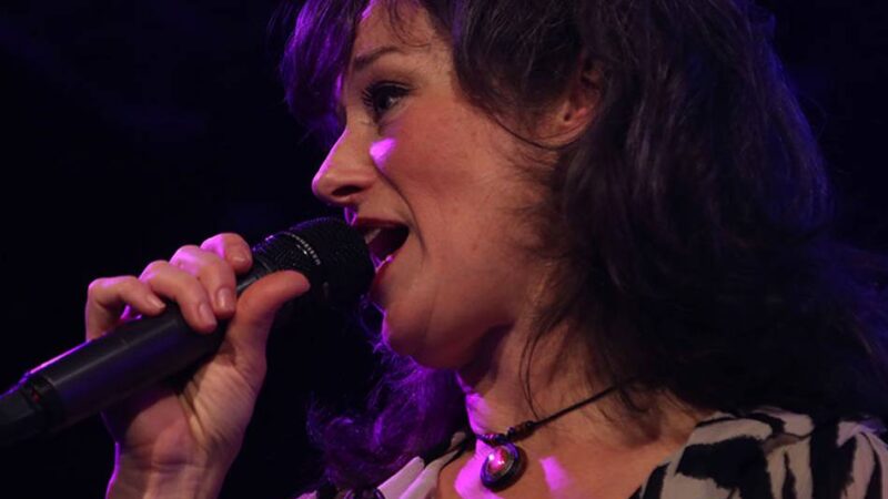 Zum Internationalen Frauentag: Anja Lerch singt in der Rheinberger Kultkneipe Schwarzer Adler