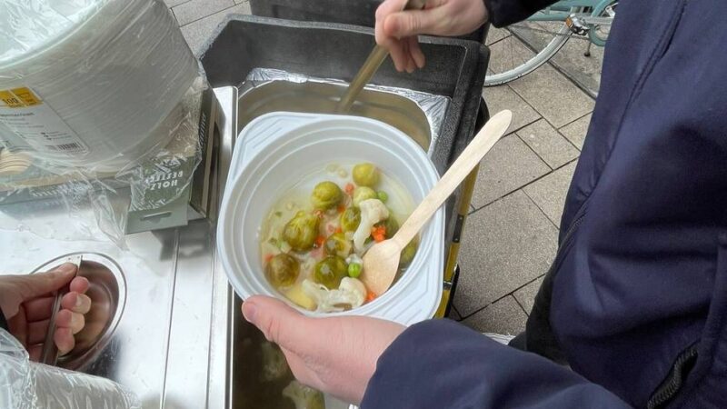 Wegen Distanzunterricht in Dormagen: 200 Portionen Schulessen an Obdachlose verteilt