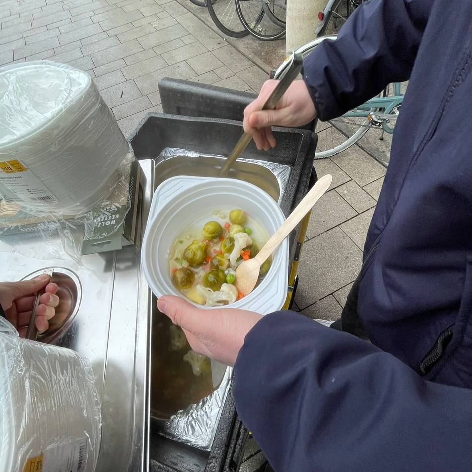 Wegen Distanzunterricht in Dormagen: 200 Portionen Schulessen an Obdachlose verteilt
