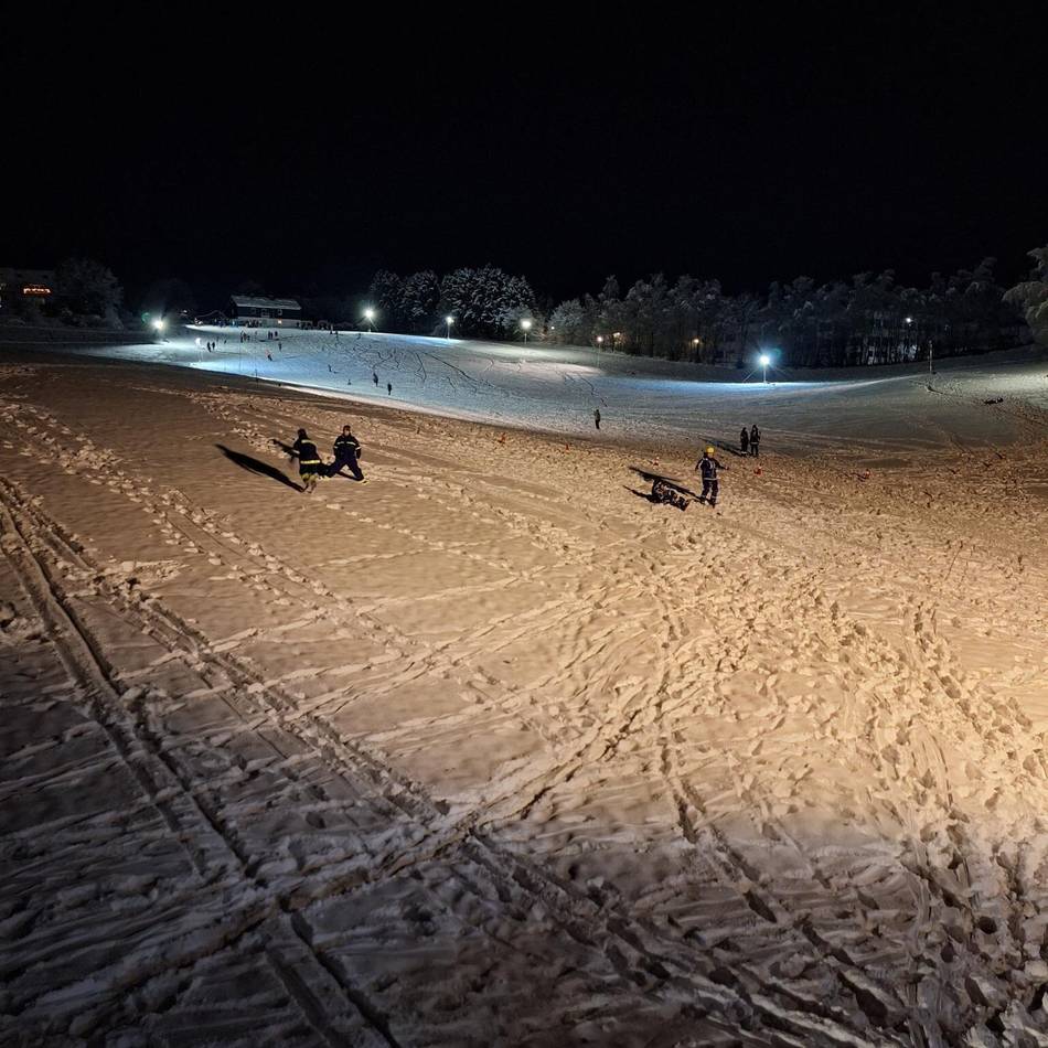 Winter in Wermelskirchen: THW sorgt auf Rodelpiste für Licht und Begeisterung