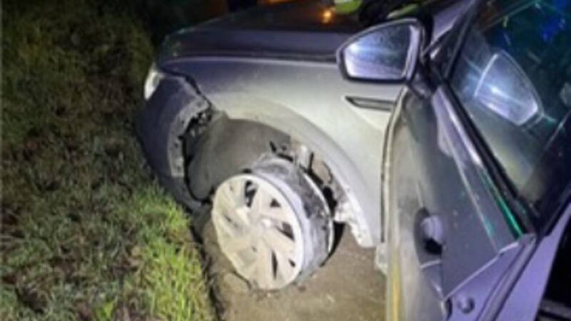 Verfolgungsjagd in Duisburg: Fahrer flüchtet mit VW Tiguan auf drei Reifen und glühender Felge