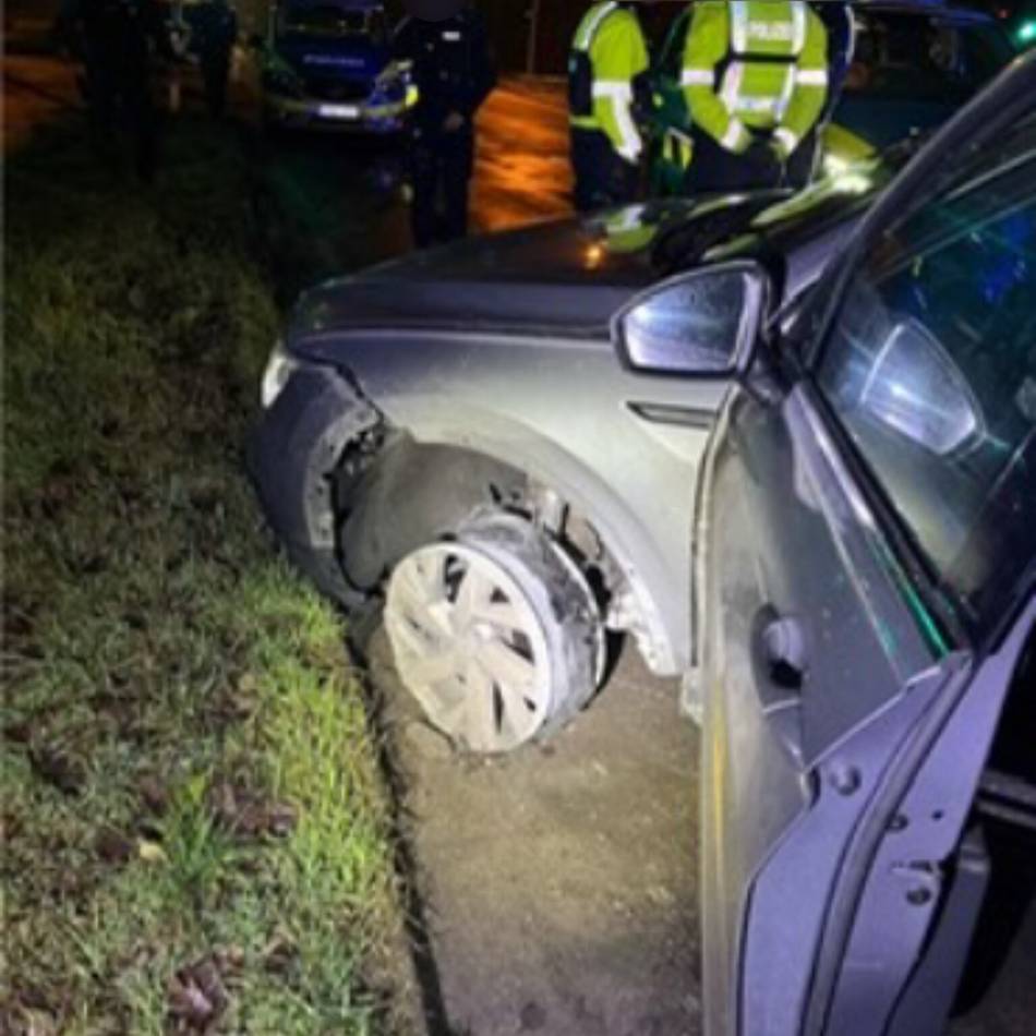 Verfolgungsjagd in Duisburg: Fahrer flüchtet mit VW Tiguan auf drei Reifen und glühender Felge