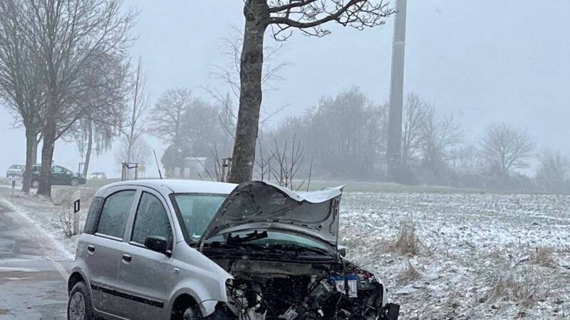 Unfall in Hückeswagen: Auto kracht gegen Baum – drei Verletzte
