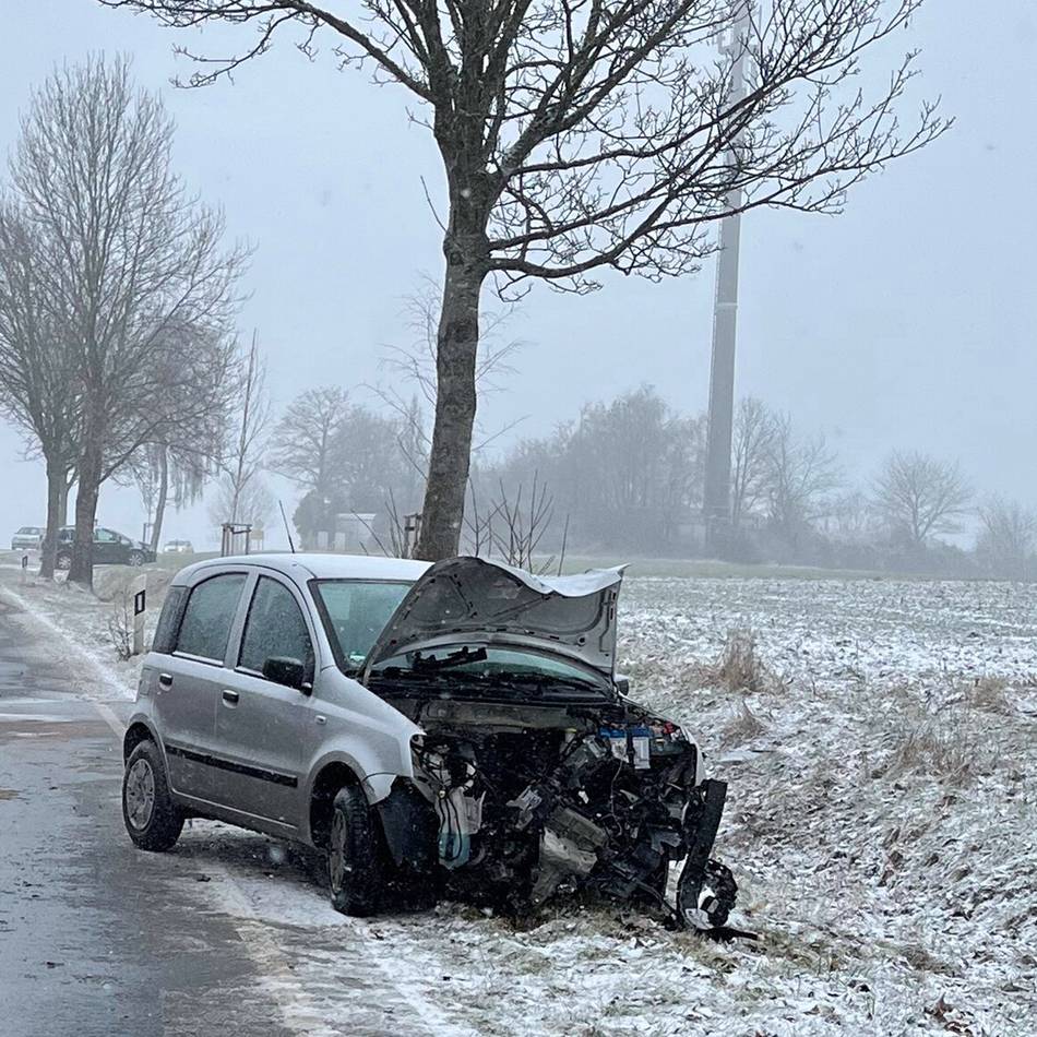 Unfall in Hückeswagen: Auto kracht gegen Baum – drei Verletzte