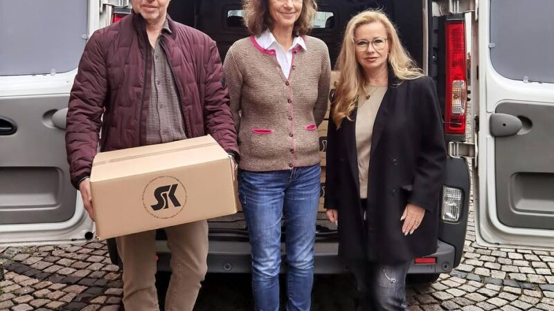 Obdachlose in Mönchengladbach: Warme Kleidung und Geldspende für das Café Pflaster