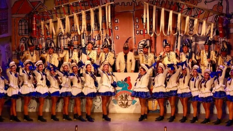 Narren feiern ausgelassen: Ausnahmezustand beim Feuerwehrkarneval im Gocher Kastell