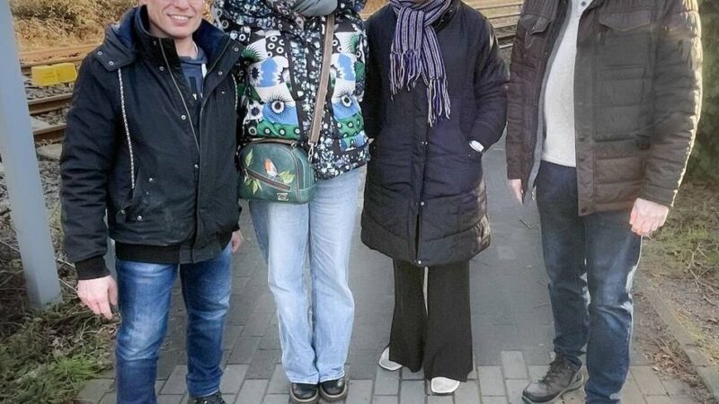 Gedenken der NS-Opfer: Stolperschwelle am Bahnhof in Bedburg-Hau gereinigt