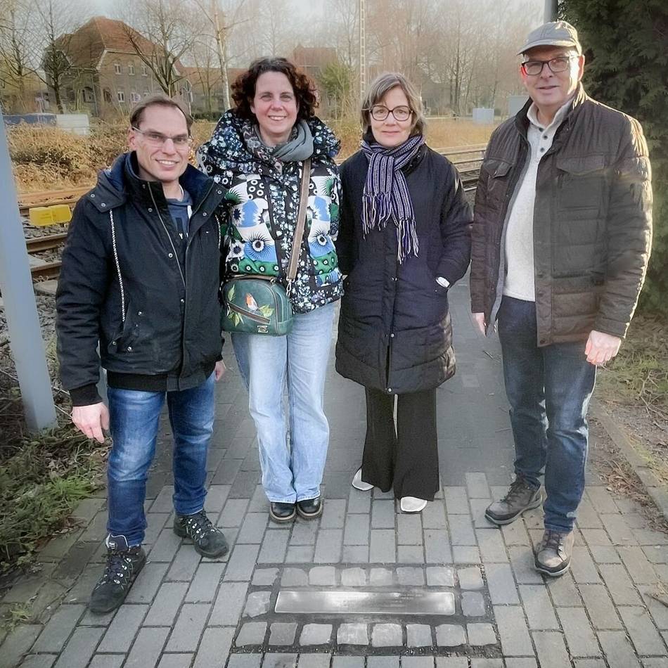 Gedenken der NS-Opfer: Stolperschwelle am Bahnhof in Bedburg-Hau gereinigt
