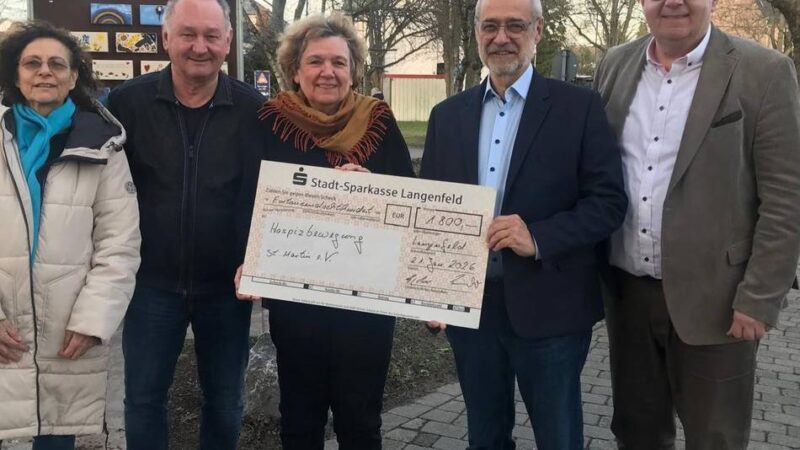 Weihnachtsschmuck-Aktion in Langenfeld: Hospizbewegung St. Martin erhält finanzielle Spende