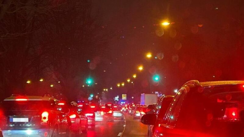 Einsatz in Düsseldorf: Taxi brennt und sorgt für erheblichen Stau