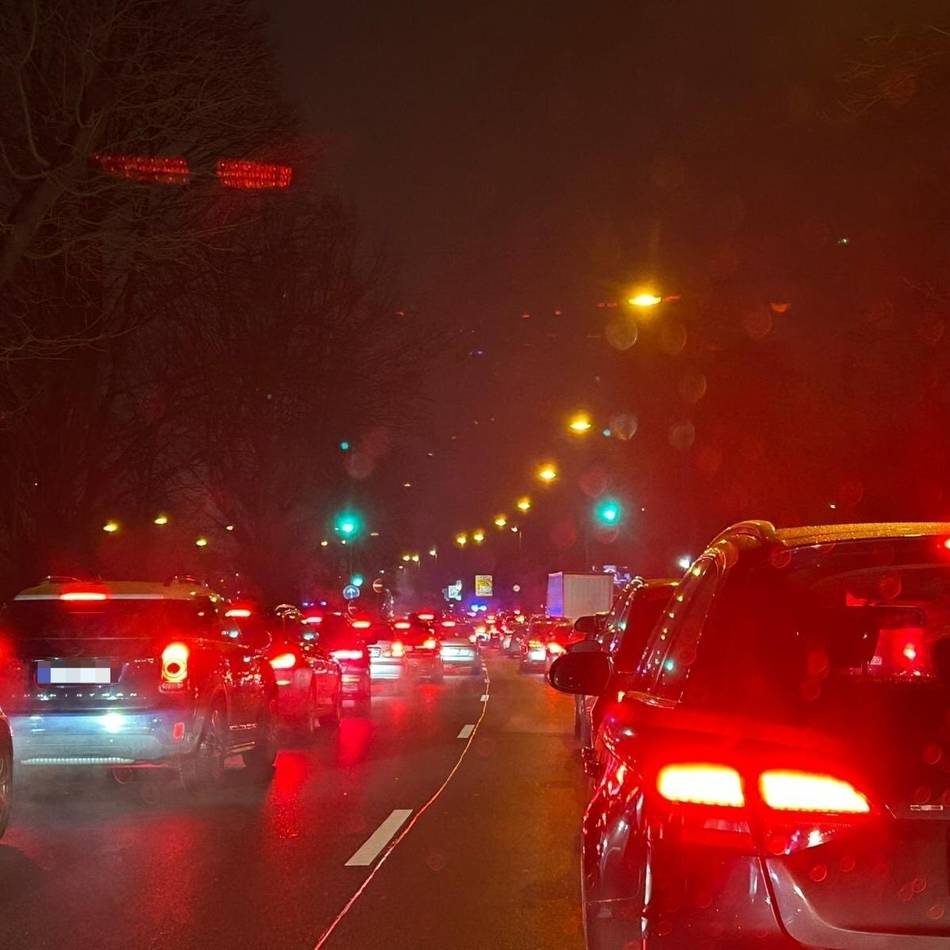 Einsatz in Düsseldorf: Taxi brennt und sorgt für erheblichen Stau