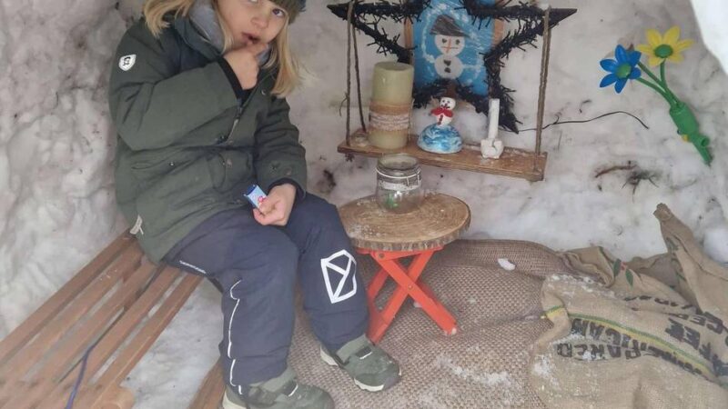 „Hat einen Tag gedauert“: Familie aus Sonsbeck baut sich ein Iglu im Vorgarten