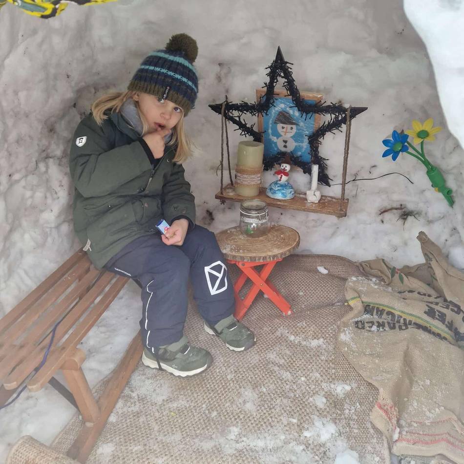 „Hat einen Tag gedauert“: Familie aus Sonsbeck baut sich ein Iglu im Vorgarten