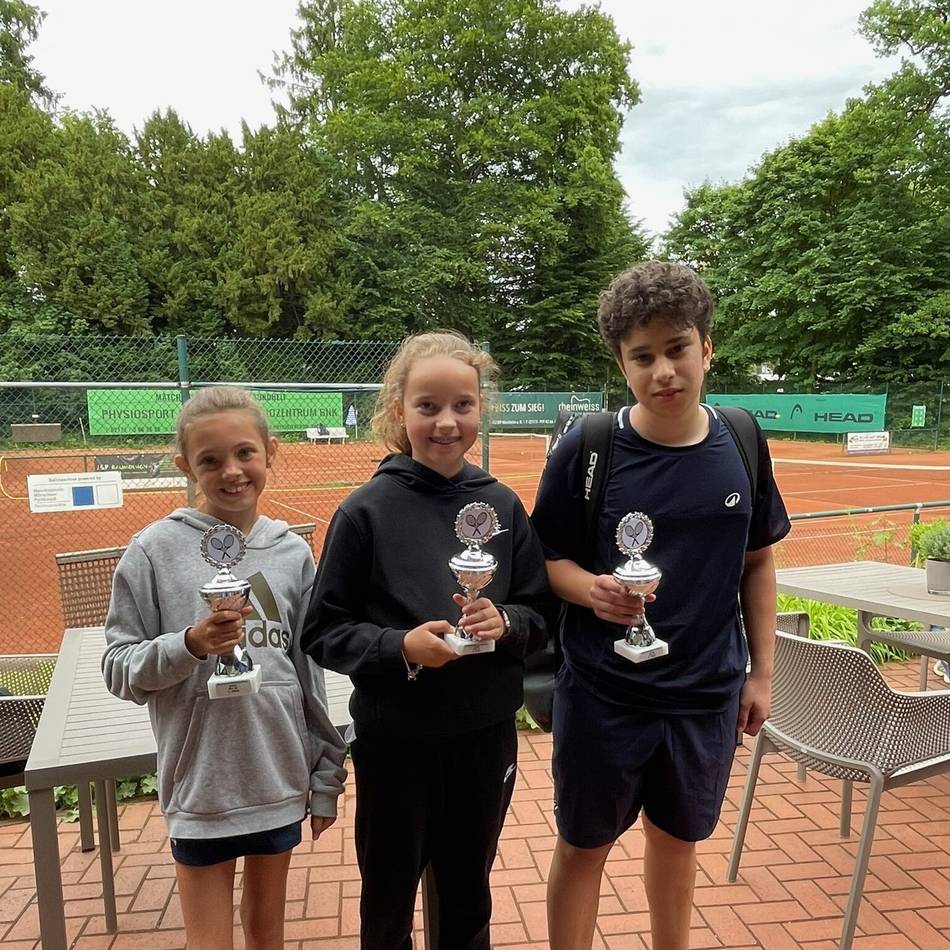 Qualifiziert für Verbandsmeisterschaften: Tennis-Talente holen Titel nach Monheim