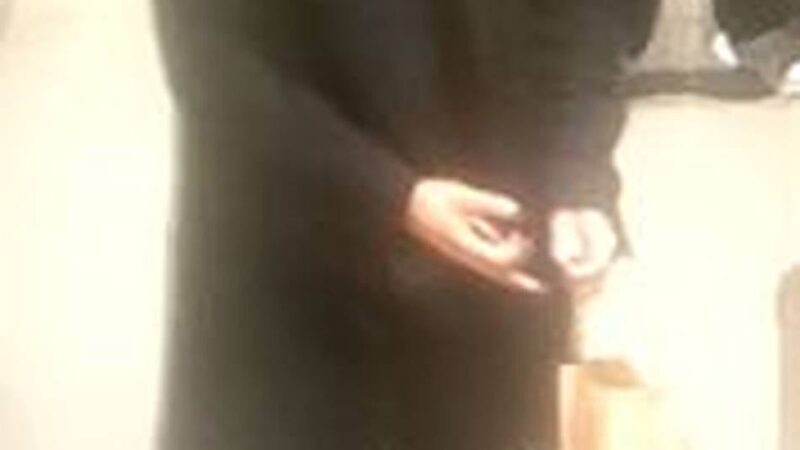 Polizei fahndet mit Foto: Mann stiehlt Bankkarte aus Auto – und zahlt damit in Weeze