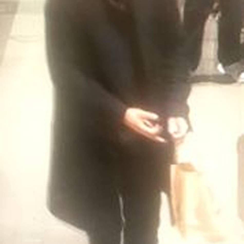 Polizei fahndet mit Foto: Mann stiehlt Bankkarte aus Auto – und zahlt damit in Weeze