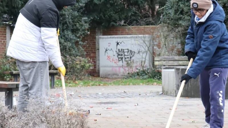 Junge Muslime aus Neuss machen Neujahrsputz nach Silvester: „Sauberkeit ist ein Teil des Glaubens“