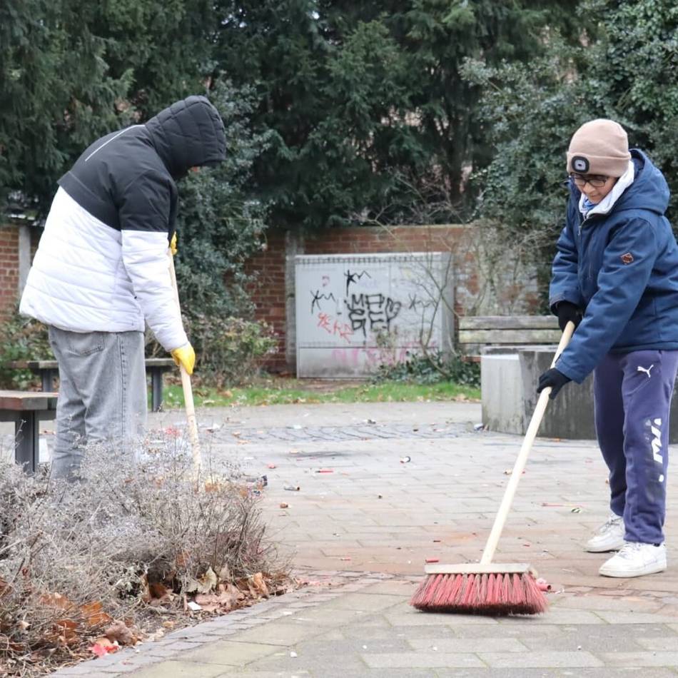 Junge Muslime aus Neuss machen Neujahrsputz nach Silvester: „Sauberkeit ist ein Teil des Glaubens“