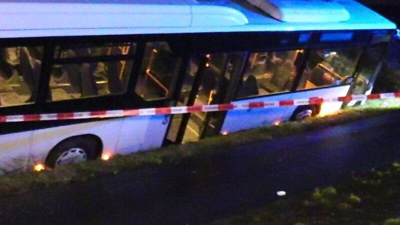 Verkehrsunfall in Süchteln: Bus weicht aus und landet im Graben
