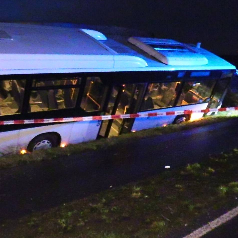 Verkehrsunfall in Süchteln: Bus weicht aus und landet im Graben