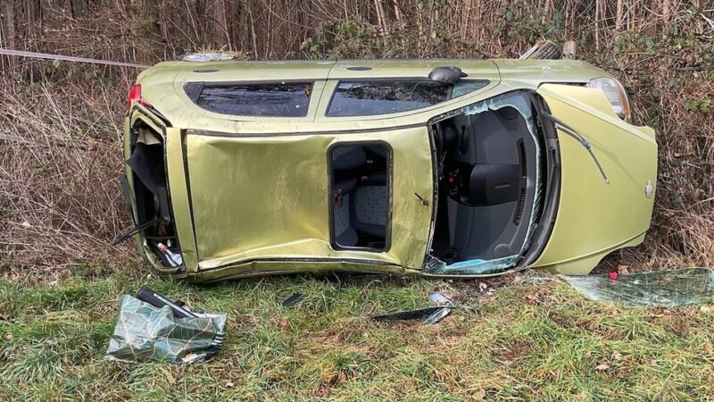 Unfall in Alpen: Auto kommt von der Straße ab und überschlägt sich