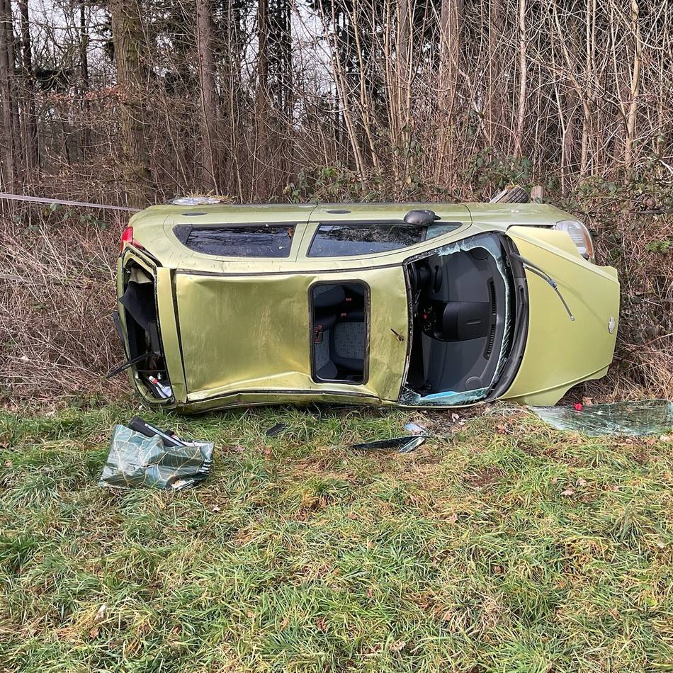 Unfall in Alpen: Auto kommt von der Straße ab und überschlägt sich