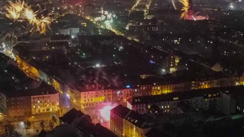 Bilanz von Polizei und Feuerwehr: Diensthund beendet Silvesterprügelei in Krefeld durch Biss in Arm