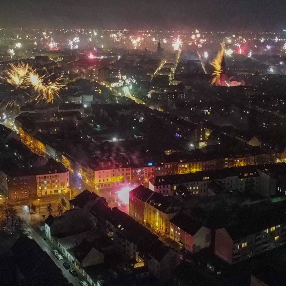 Bilanz von Polizei und Feuerwehr: Diensthund beendet Silvesterprügelei in Krefeld durch Biss in Arm