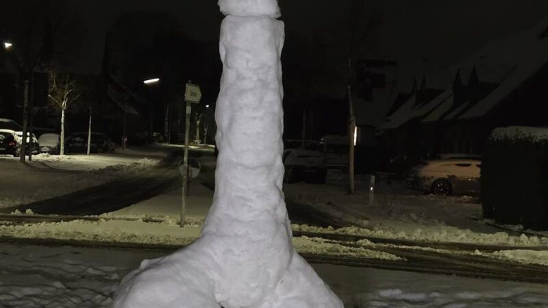 Erregung am Kreisverkehr: Ein Phallus aus Schnee mitten in der Stadt Goch