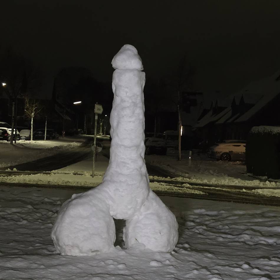 Erregung am Kreisverkehr: Ein Phallus aus Schnee mitten in der Stadt Goch