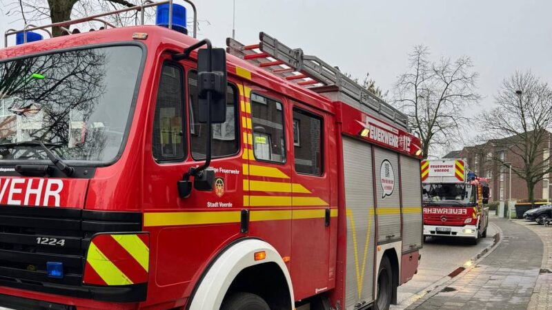 Großeinsatz der Feuerwehr: Wohnung nach Zimmerbrand in Mehrfamilienhaus unbewohnbar