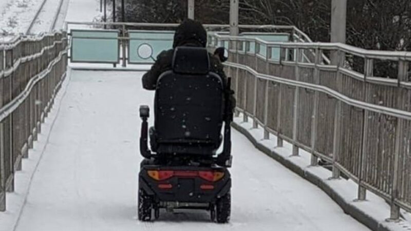 Tagelang nicht gesterut: Gefährliche Rampe für Rollstuhlfahrer – trotzdem wird am Bahnhof Kevelaer nicht gestreut