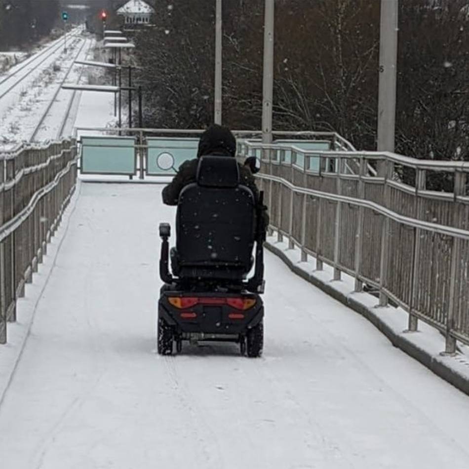 Tagelang nicht gesterut: Gefährliche Rampe für Rollstuhlfahrer – trotzdem wird am Bahnhof Kevelaer nicht gestreut